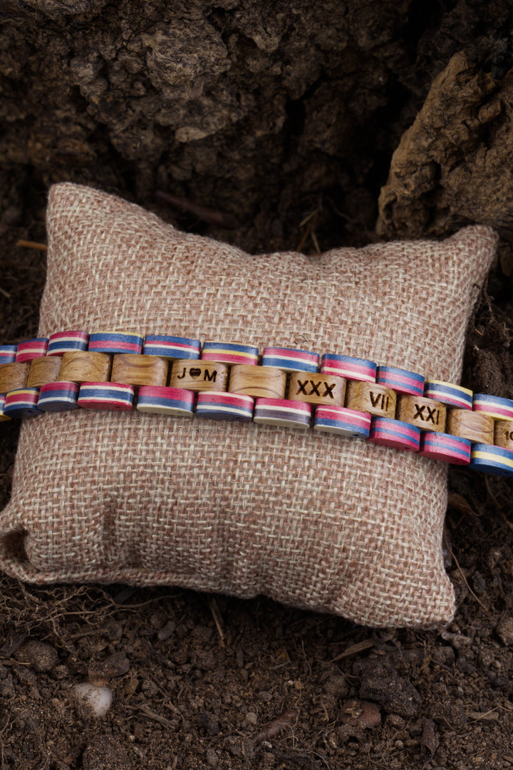 Amalfi colourful wooden bracelet with engraved links - The Wood Look