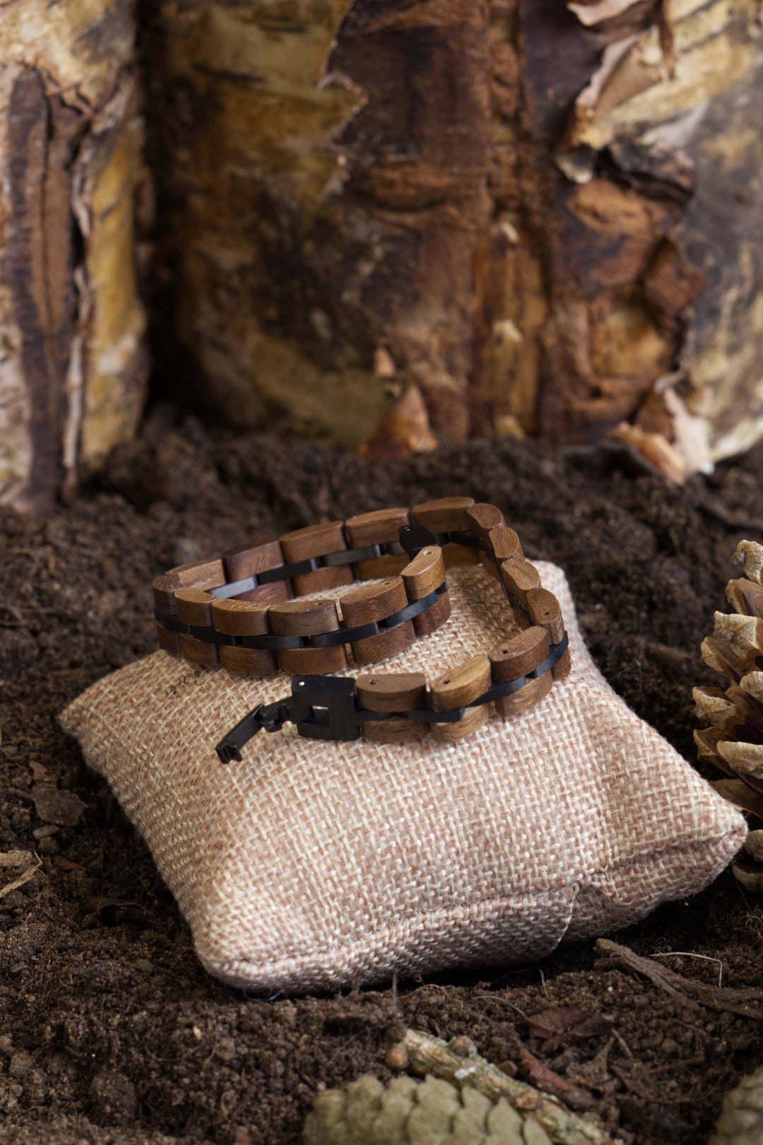 Aspen walnut and black steel bracelet open to show the clasp - The Wood Look