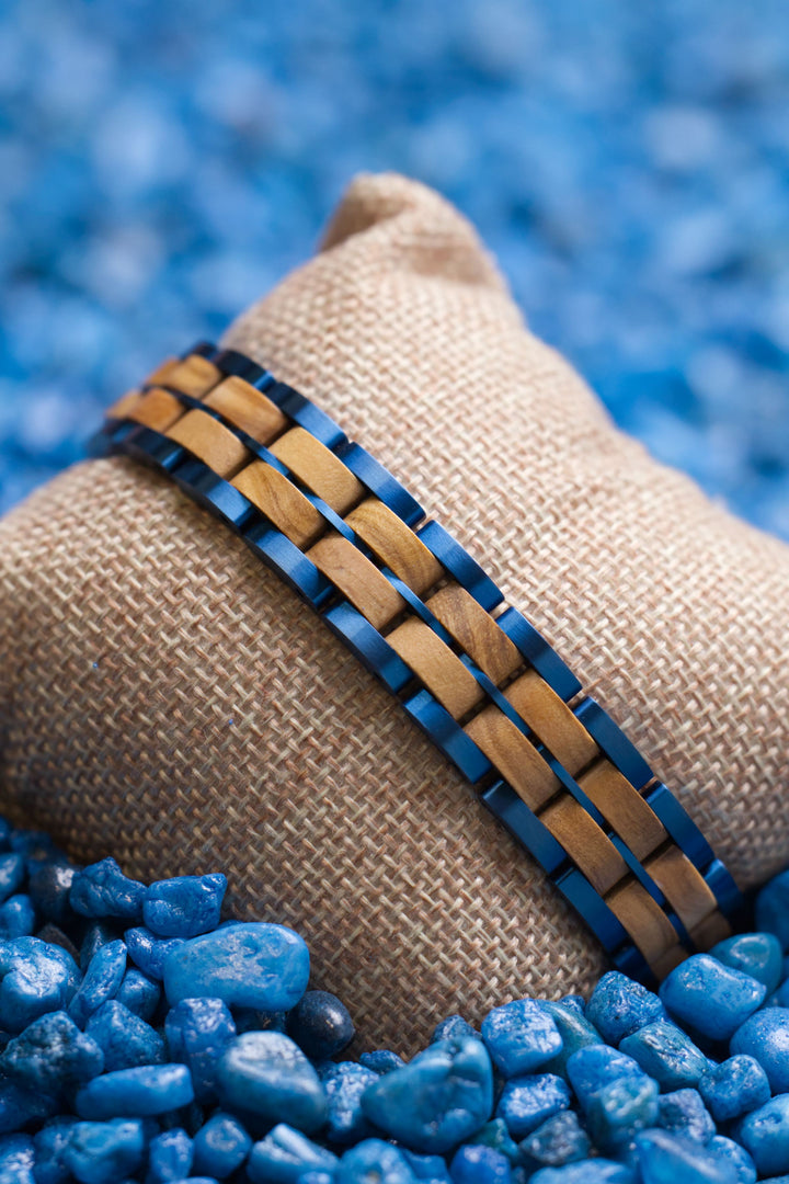 Detail of the Jodhpur bracelet: olive wood with blue stainless steel links - The Wood Look