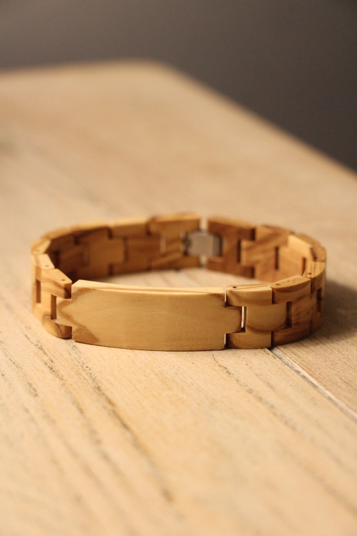 Carmel olive wood bracelet with a smooth plate ready for engraving - The Wood Look